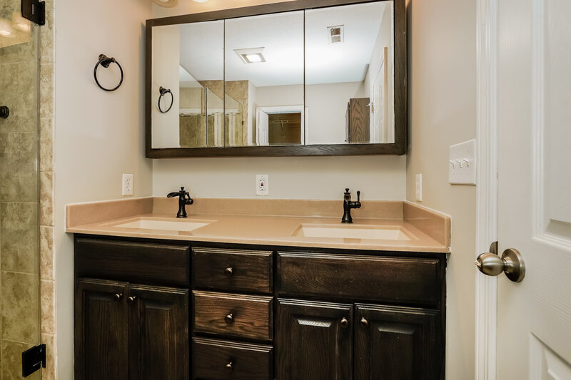 1,680/Mo, 6023 Janel Cir Indianapolis, IN 46237 Main Bathroom View