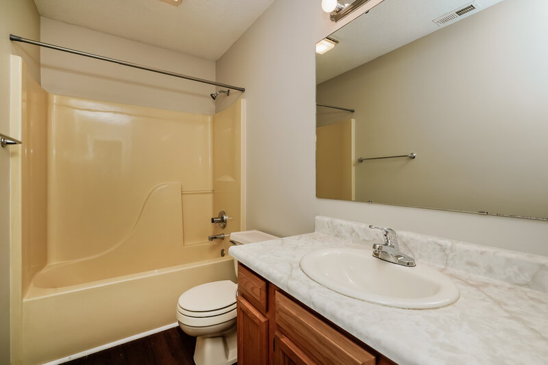 1,680/Mo, 6023 Janel Cir Indianapolis, IN 46237 Bathroom View