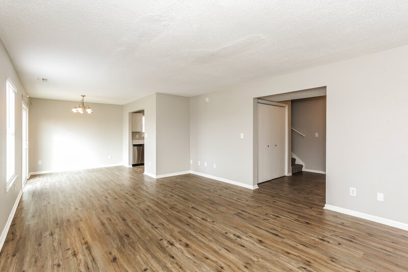 1,800/Mo, 2828 Mingo Ct Indianapolis, IN 46217 Living Room View 2
