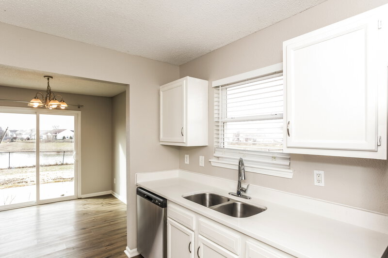 1,800/Mo, 2828 Mingo Ct Indianapolis, IN 46217 Kitchen View 2