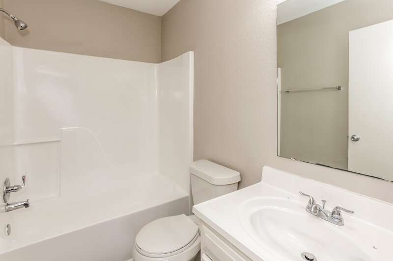 1,800/Mo, 2828 Mingo Ct Indianapolis, IN 46217 Main Bathroom View