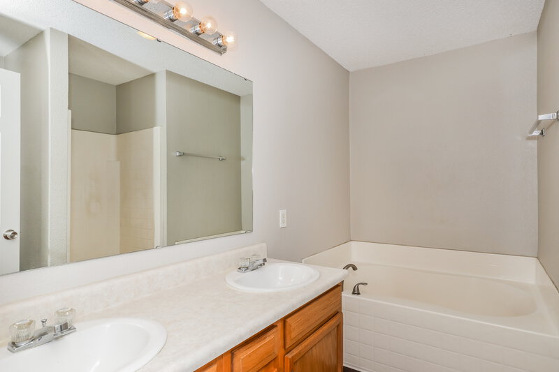 1,870/Mo, 8020 Lake Tree Cir Indianapolis, IN 46217 Main Bathroom View