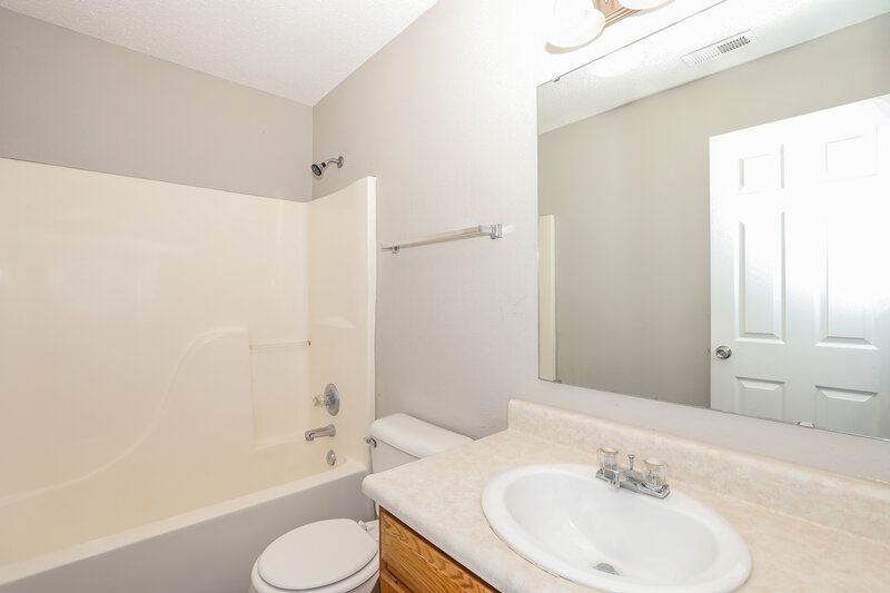 1,870/Mo, 8020 Lake Tree Cir Indianapolis, IN 46217 Bathroom View