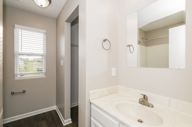 1,935/Mo, 3125 Danube Way Indianapolis, IN 46239 Main Bathroom View