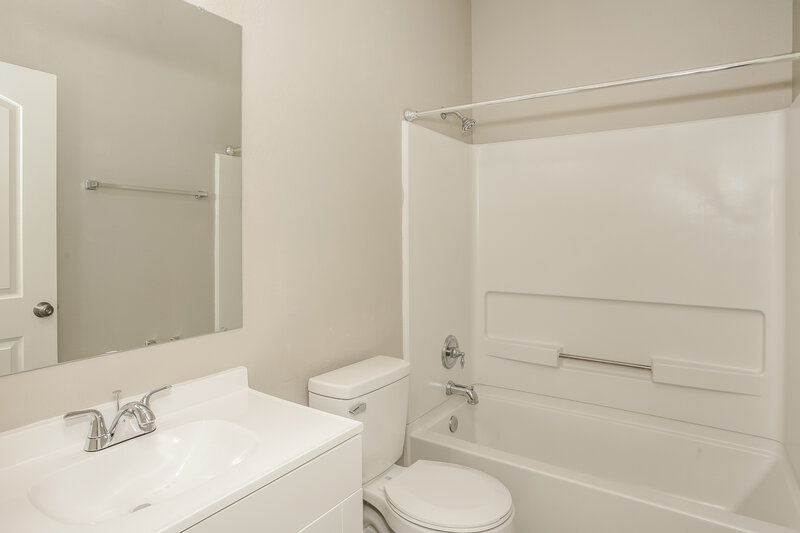 2,260/Mo, 6460 Dusty Laurel Dr Whitestown, IN 46075 Bathroom View