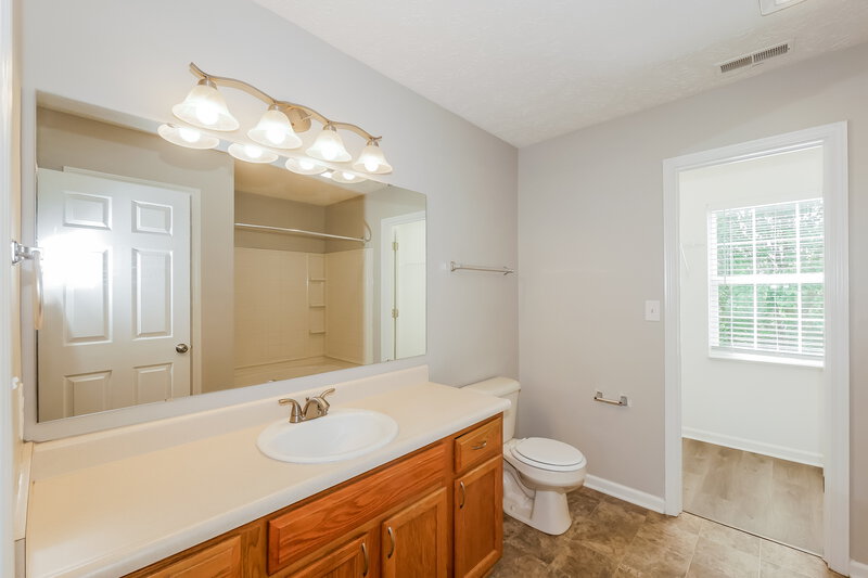 2,295/Mo, 8071 Wichita Hill Dr Indianapolis, IN 46217 Main Bathroom View