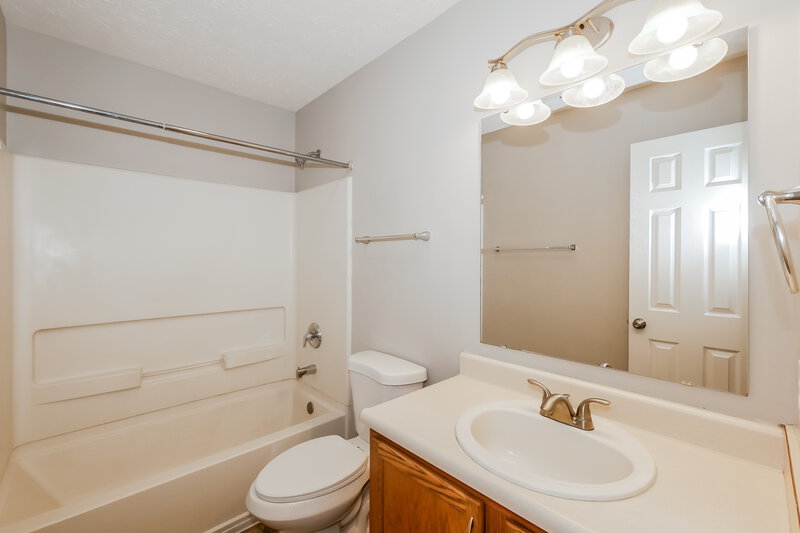2,295/Mo, 8071 Wichita Hill Dr Indianapolis, IN 46217 Bathroom View