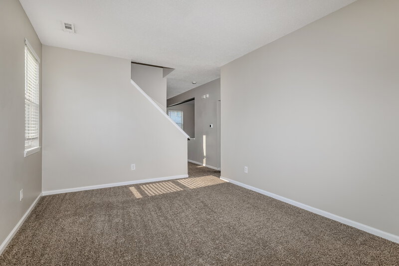 1,980/Mo, 672 Cloverfield Ln Greenwood, IN 46143 Living Room View
