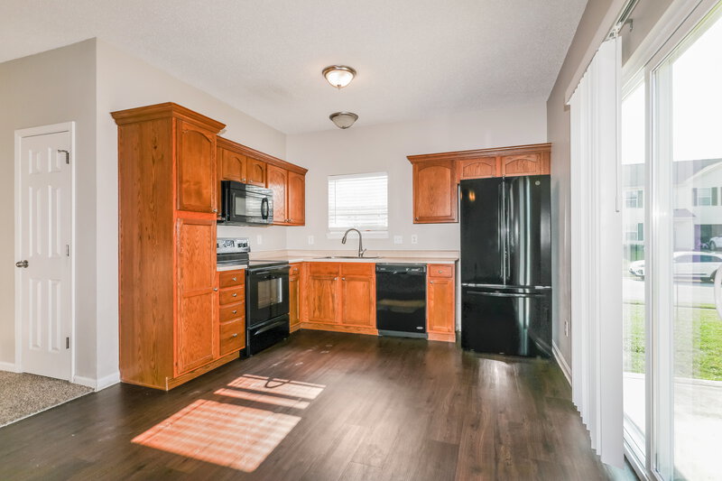1,980/Mo, 672 Cloverfield Ln Greenwood, IN 46143 Kitchen View