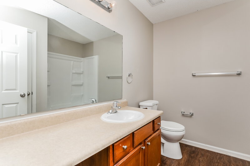 1,980/Mo, 672 Cloverfield Ln Greenwood, IN 46143 Main Bathroom View