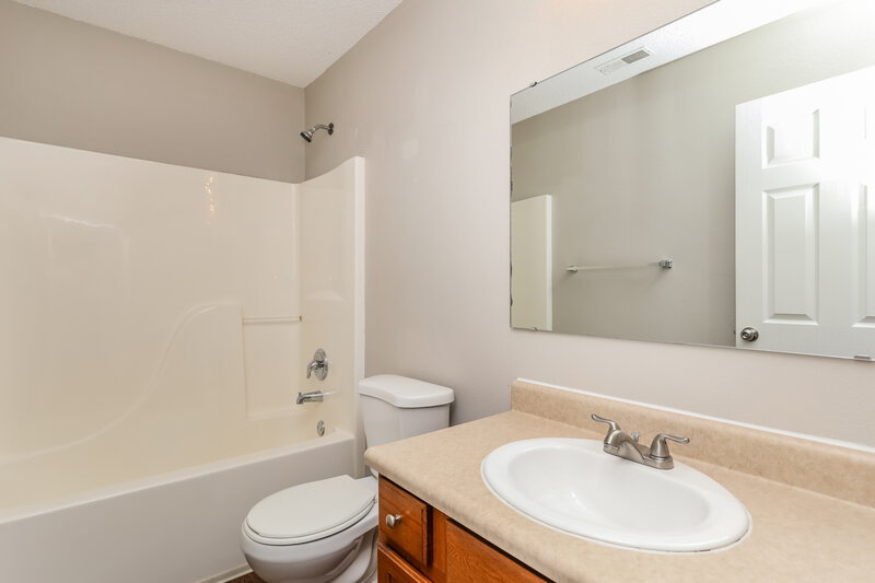 1,980/Mo, 672 Cloverfield Ln Greenwood, IN 46143 Bathroom View