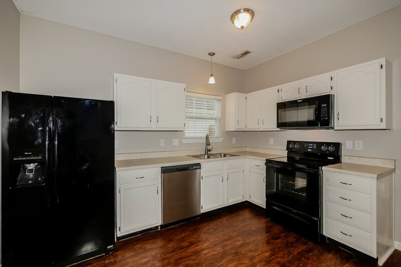 1,775/Mo, 644 Blue Meadow Dr Greenwood, IN 46143 Kitchen View