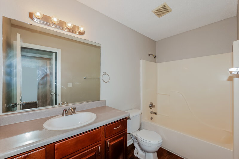 1,775/Mo, 644 Blue Meadow Dr Greenwood, IN 46143 Main Bathroom View
