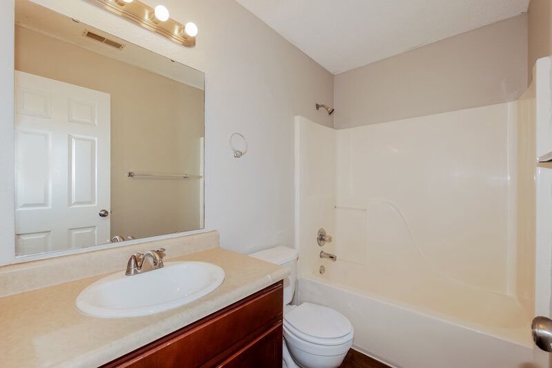 1,775/Mo, 644 Blue Meadow Dr Greenwood, IN 46143 Bathroom View