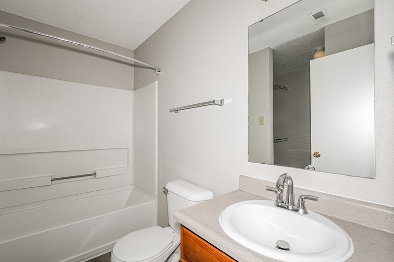 1,680/Mo, 3015 Redland Ln Indianapolis, IN 46217 Main Bathroom View