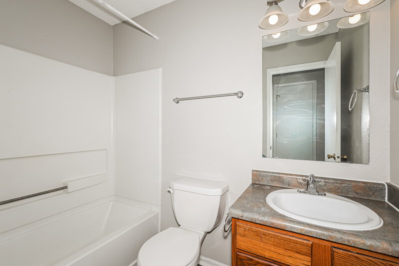 1,680/Mo, 3015 Redland Ln Indianapolis, IN 46217 Bathroom View