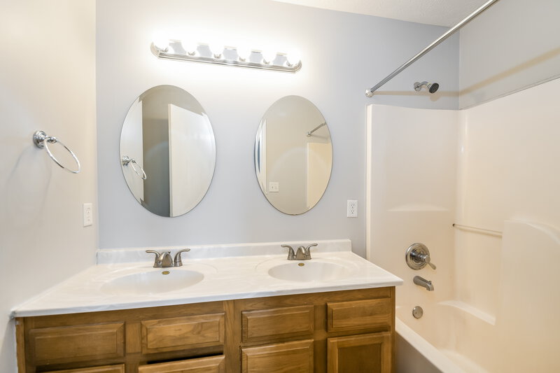 1,535/Mo, 10352 Cerulean Dr Noblesville, IN 46060 Main Bathroom View