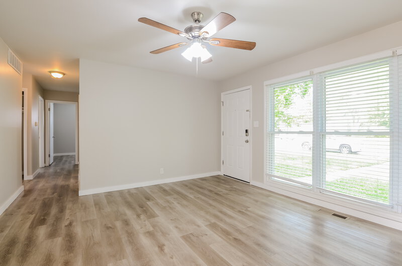 1,595/Mo, 2406 N Auburn St Speedway, IN 46224 Living Room View 2