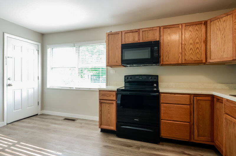 1,595/Mo, 2406 N Auburn St Speedway, IN 46224 Kitchen View 2