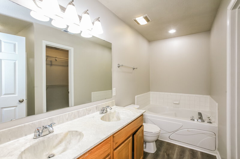 1,855/Mo, 2353 Salem Park Dr Indianapolis, IN 46239 Main Bathroom View