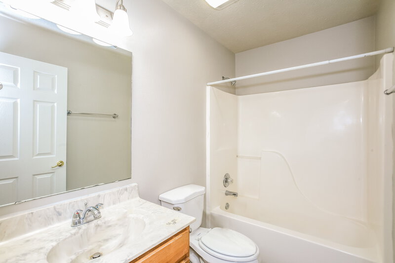 1,855/Mo, 2353 Salem Park Dr Indianapolis, IN 46239 Bathroom View
