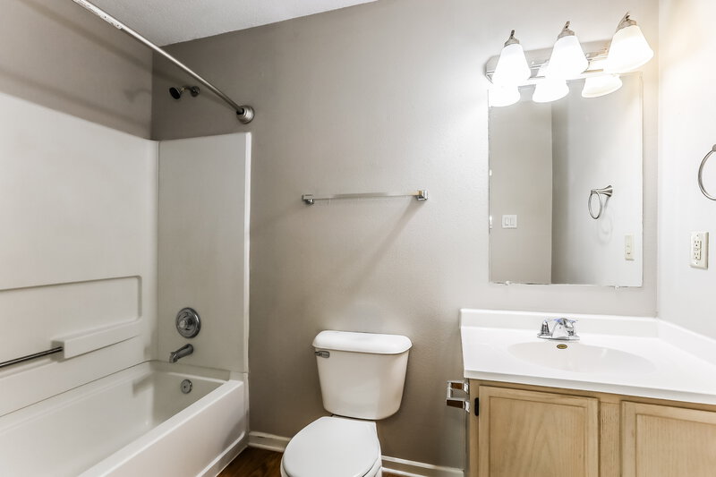 1,705/Mo, 35 Frostwood Ln Greenwood, IN 46143 Main Bathroom View