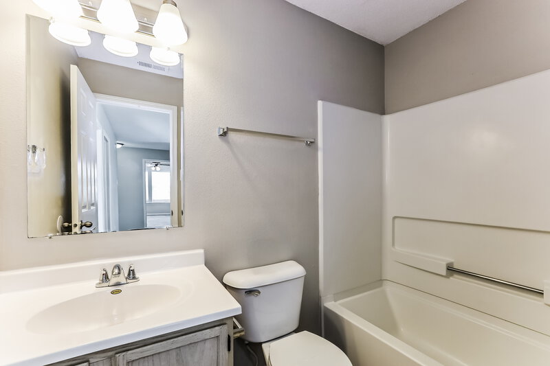 1,705/Mo, 35 Frostwood Ln Greenwood, IN 46143 Bathroom View