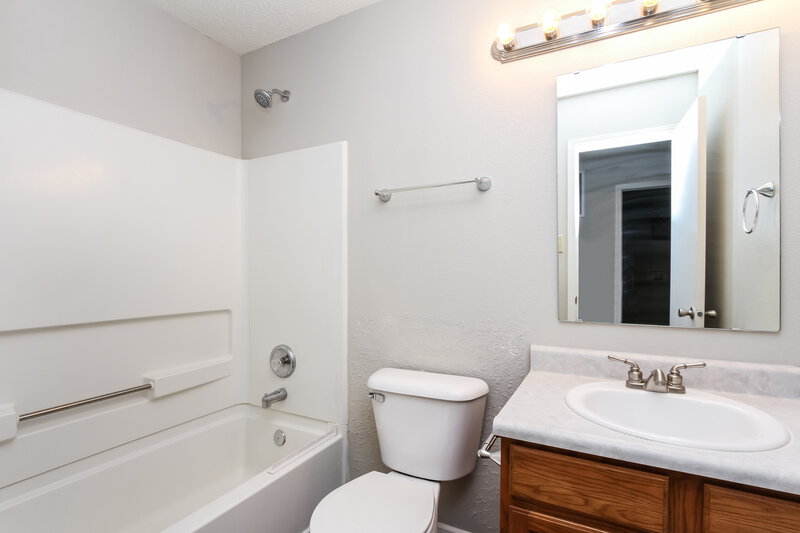1,960/Mo, 2858 Ludwig Dr Indianapolis, IN 46239 Bathroom View