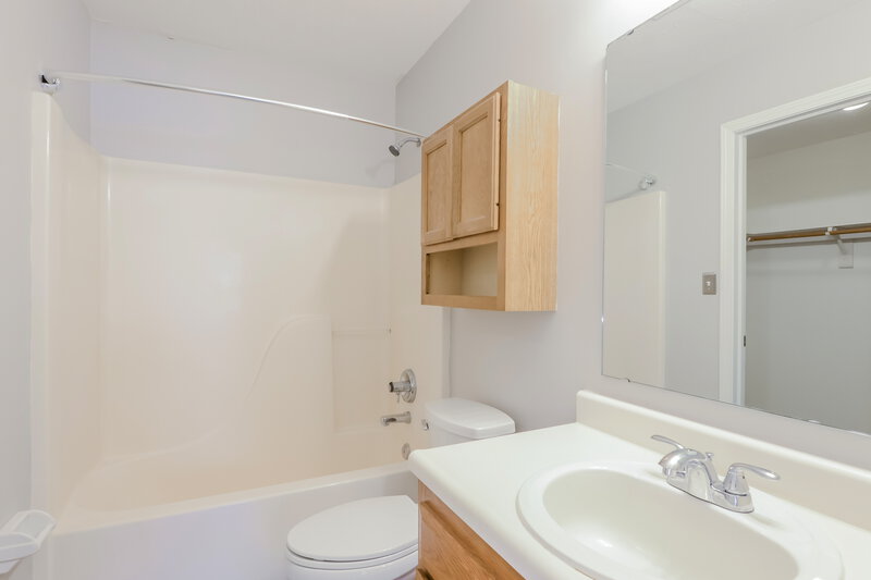 2,110/Mo, 457 Sable Chase Brownsburg, IN 46112 Main Bathroom View