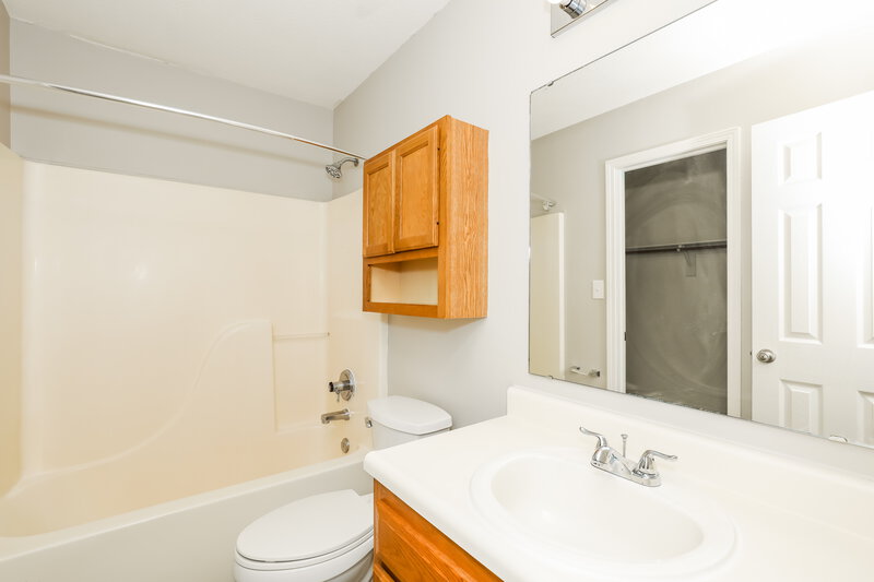 2,155/Mo, 457 Sable Chase Brownsburg, IN 46112 Main Bathroom View