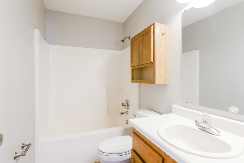2,110/Mo, 457 Sable Chase Brownsburg, IN 46112 Bathroom View