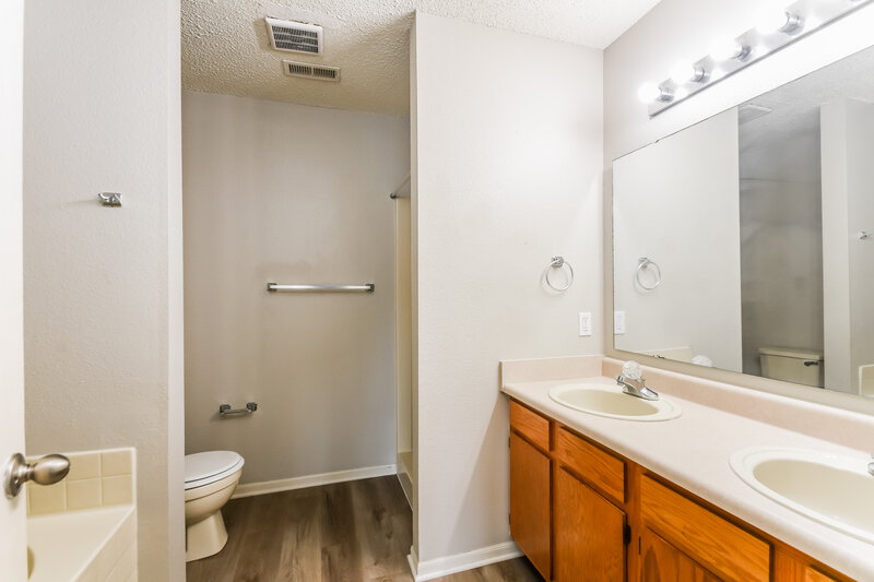 1,795/Mo, 6051 Bannister Ct Indianapolis, IN 46236 Main Bathroom View