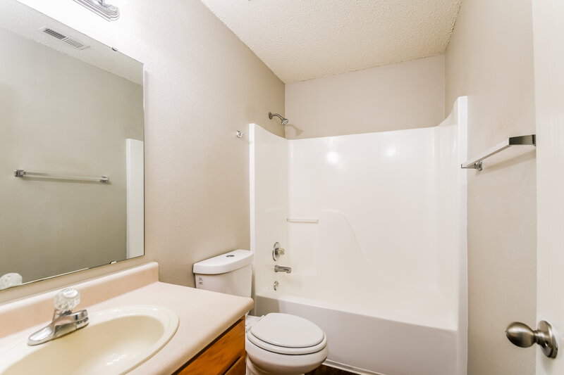 1,795/Mo, 6051 Bannister Ct Indianapolis, IN 46236 Bathroom View