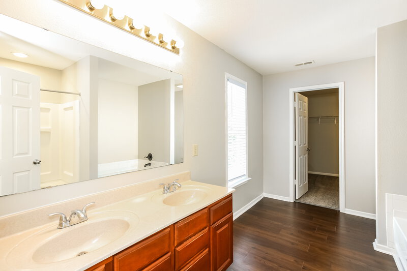 2,195/Mo, 10718 Pavilion Dr Indianapolis, IN 46259 Main Bathroom View