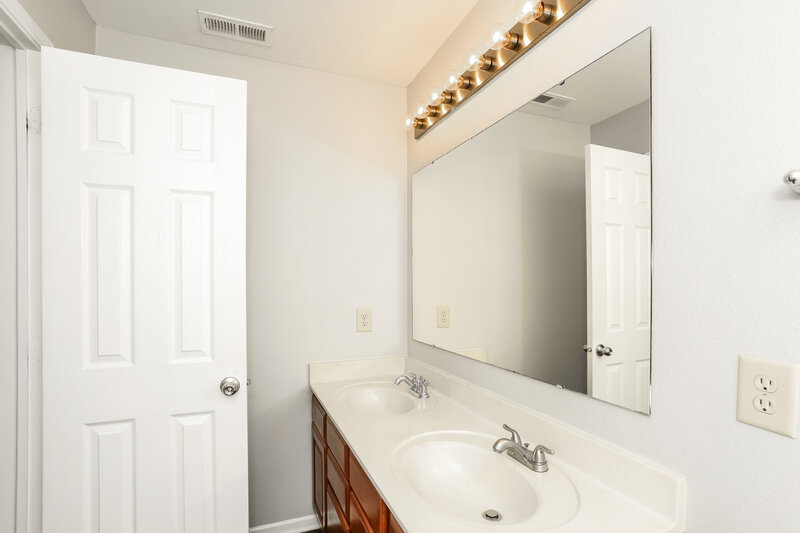 2,195/Mo, 10718 Pavilion Dr Indianapolis, IN 46259 Bathroom View