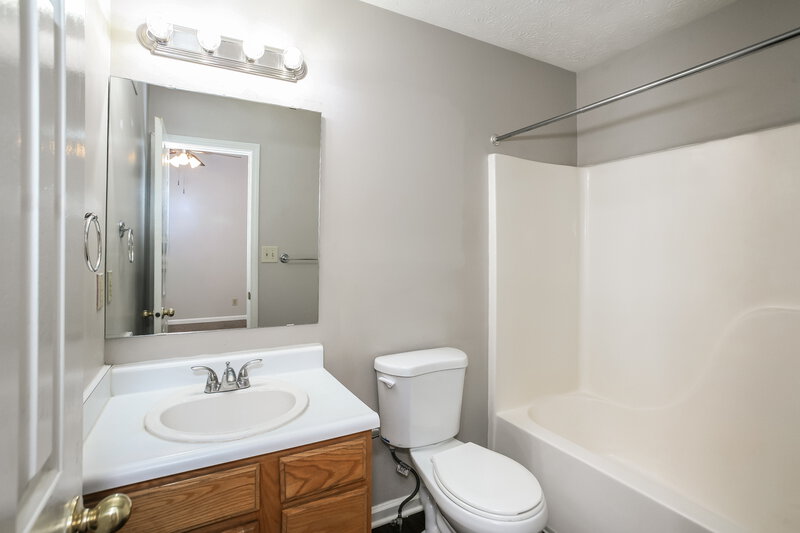 1,765/Mo, 5882 Glen Haven Blvd Plainfield, IN 46168 Main Bathroom View