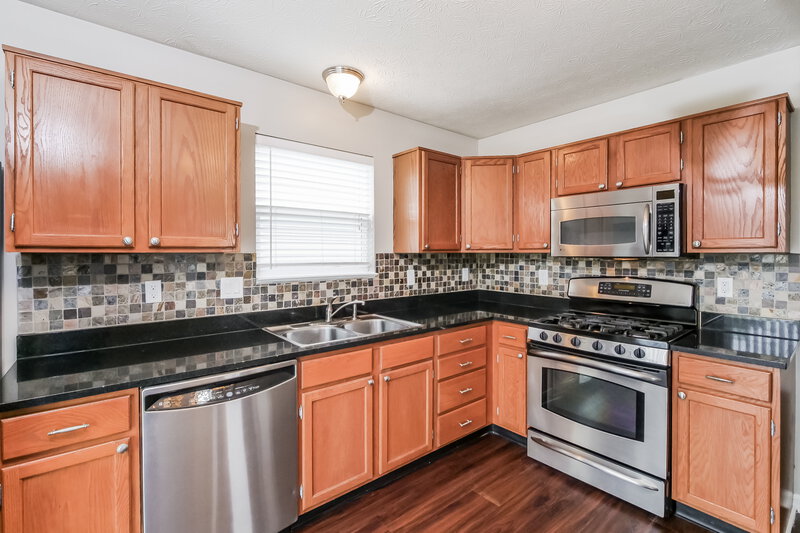 2,015/Mo, 5341 Waterton Lakes Dr Indianapolis, IN 46237 Kitchen View 2