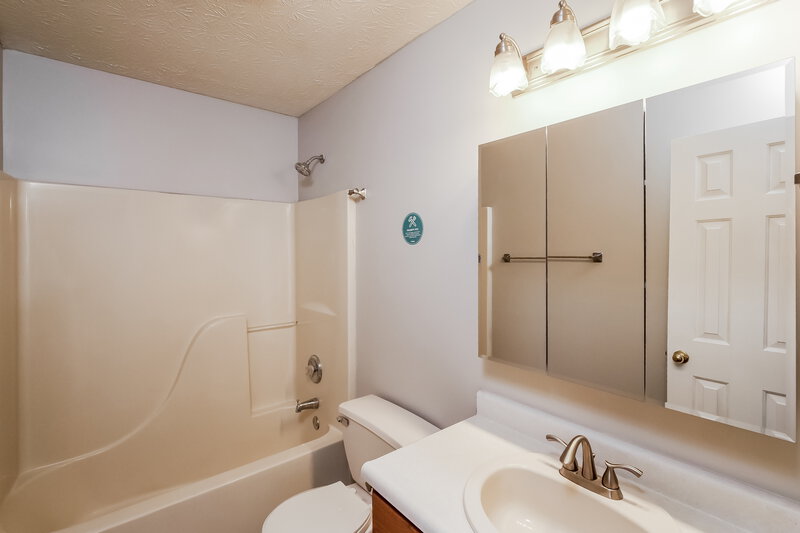 2,015/Mo, 5341 Waterton Lakes Dr Indianapolis, IN 46237 Main Bathroom View