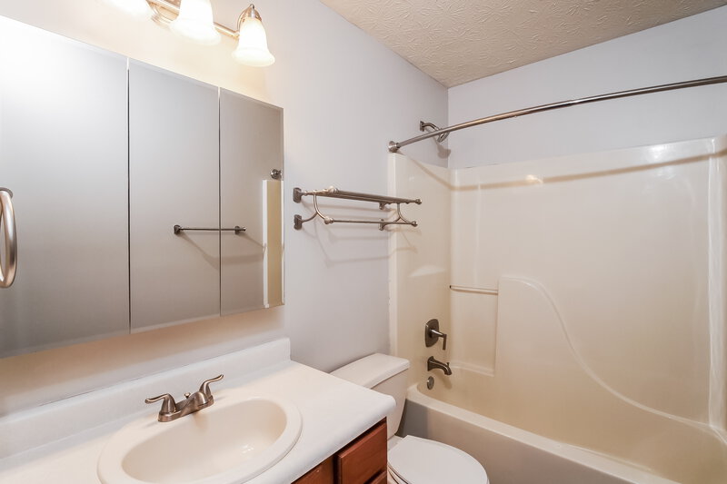 2,015/Mo, 5341 Waterton Lakes Dr Indianapolis, IN 46237 Bathroom View