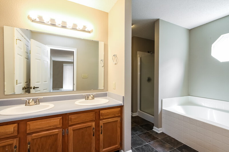 2,680/Mo, 7134 Karst Ct Indianapolis, IN 46221 Bathroom View