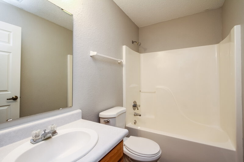 2,680/Mo, 7134 Karst Ct Indianapolis, IN 46221 Bathroom View 2