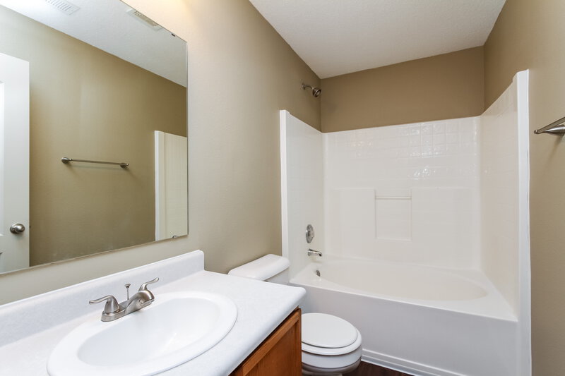 2,270/Mo, 5665 High Timber Ln Indianapolis, IN 46235 Bathroom View