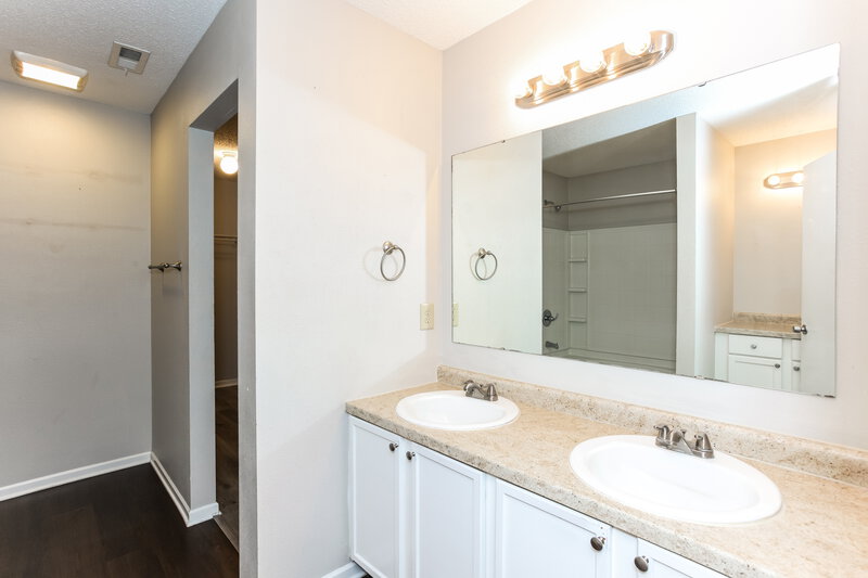 1,910/Mo, 10743 Timothy Ln Indianapolis, IN 46231 Main Bathroom View