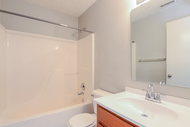 1,790/Mo, 4465 Connaught West Dr Plainfield, IN 46168 Bathroom View