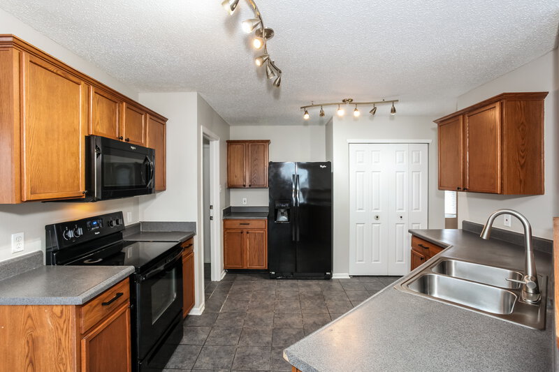 2,235/Mo, 7848 Caraway Pl Indianapolis, IN 46239 Kitchen View 2