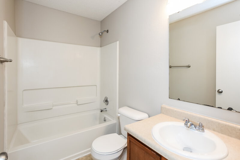 2,235/Mo, 7848 Caraway Pl Indianapolis, IN 46239 Bathroom View