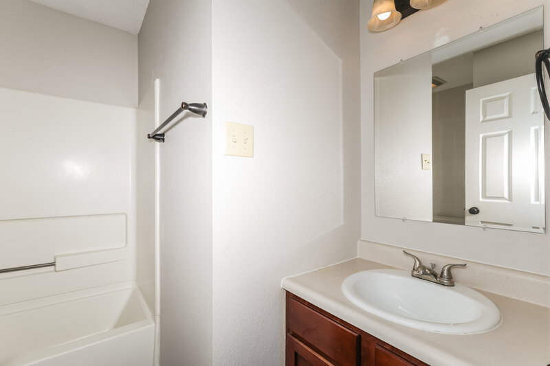 1,655/Mo, 2174 Providence Dr Greenwood, IN 46143 Bathroom View
