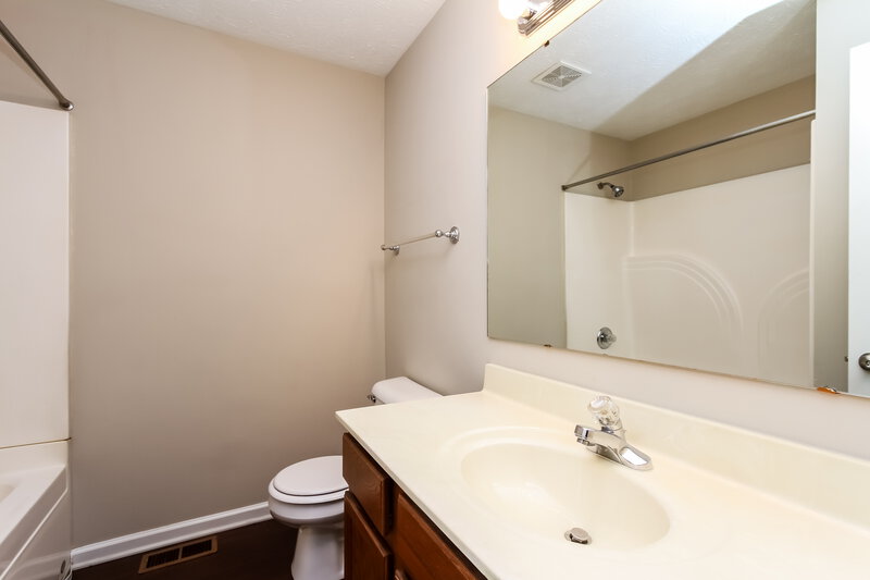1,915/Mo, 3833 Cherry Blossom Blvd Indianapolis, IN 46237 Bathroom View