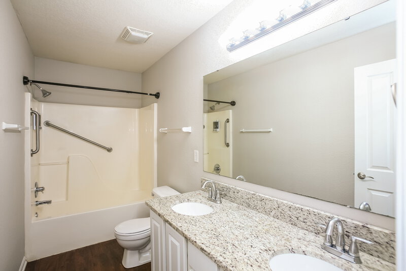 2,010/Mo, 6612 Rushing Riv Noblesville, IN 46062 Main Bathroom View