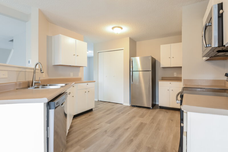 1,785/Mo, 7763 Amadeus Dr Indianapolis, IN 46239 Kitchen View 2